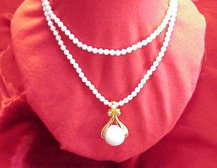 Avon_pearl_like_necklace_with_pendant 1